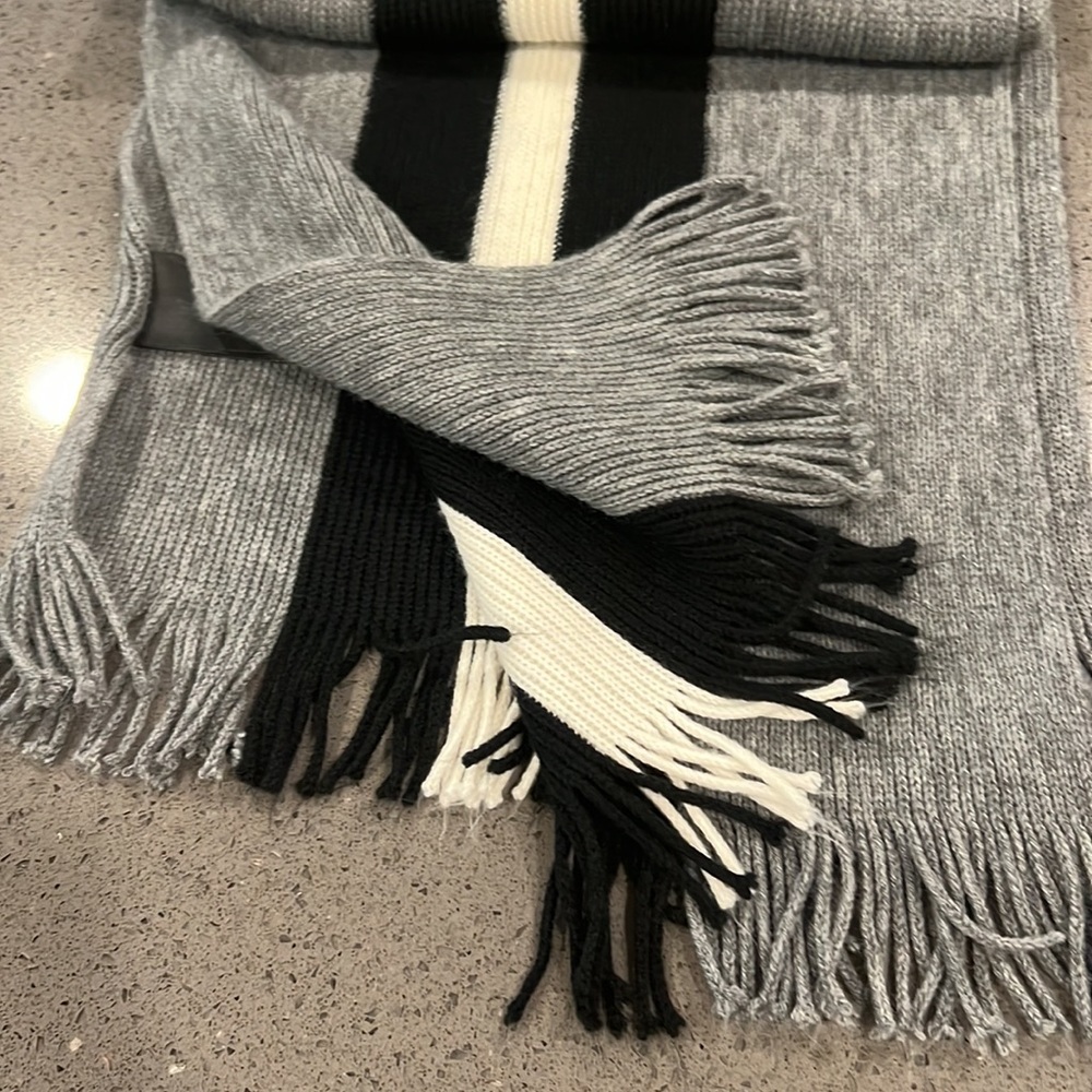 H&M scarf - Picture 4 of 4
